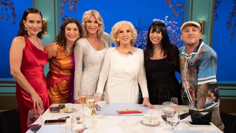 Una de las visitas de Yanina Latorre en las mesas de Mirtha Legrand. Una de las visitas de Yanina Latorre en las mesas de Mirtha Legrand.