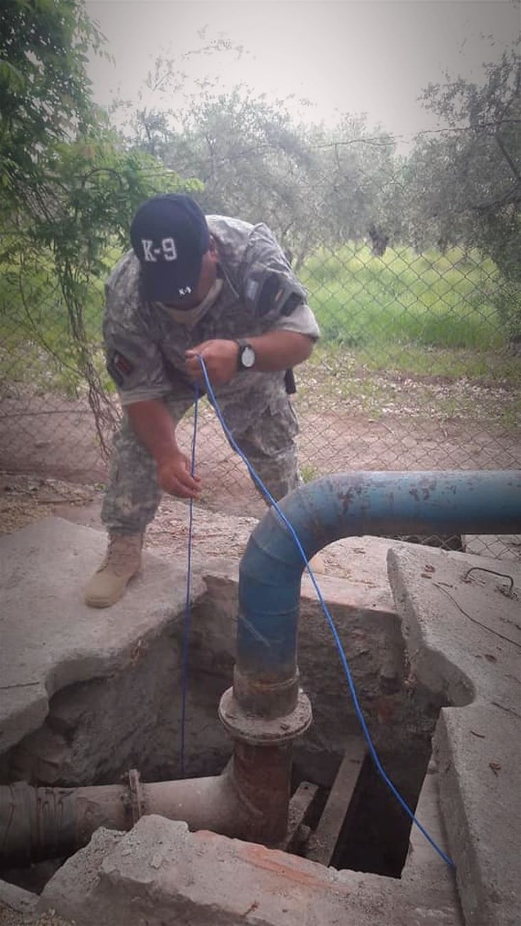 Profundidades Los efectivos metieron cámaras y dispositivos que permitieron recuperar, a más de 100 metros, lo que faltaba de Dora.