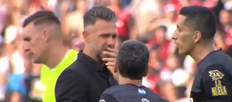 El DT buscó al juez tras el final del partido.