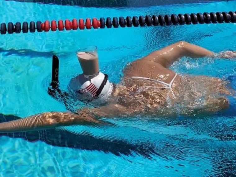 Este hecho sorprendió a los usuarios en redes sociales y crearon el #LedeckyMilkChallenge, intentando este desafío.