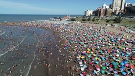 La ciudad de Mar del Plata cerró la temporada de verano con su peor desempeño desde la pandemia, al registrar una caída de casi 130 mil turistas en comparación con el año pasado.&nbsp;