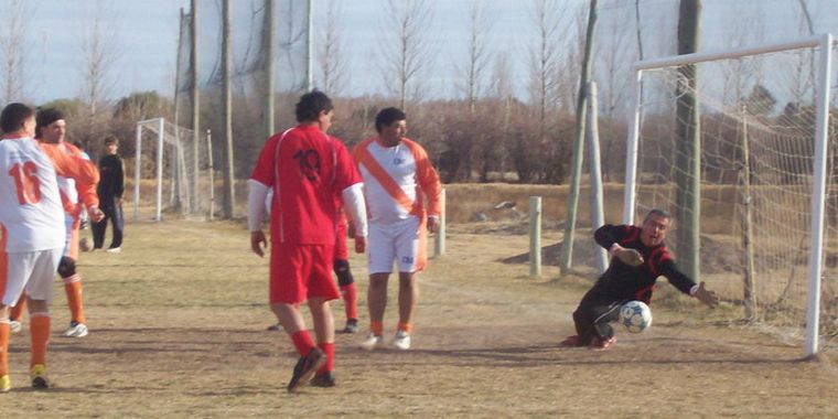 El palo le negó el gol a los diablos rojos