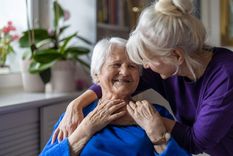 El alzheimer ataca a personas mayores.