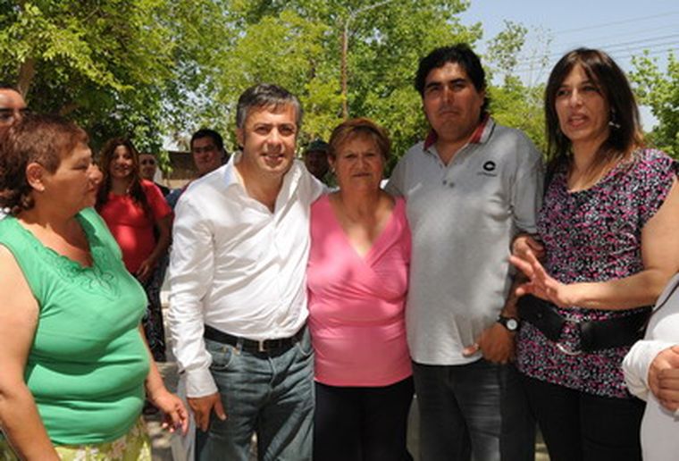 El intendente reelecto, con vecinos del barrio. Foto: Prensa Godoy Cruz.