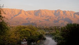 Las Calles es un pueblo cordobés rodeado de sierras y caminos rurales en pleno valle de Traslasierra. Las Calles es un pueblo cordobés rodeado de sierras y caminos rurales en pleno valle de Traslasierra.