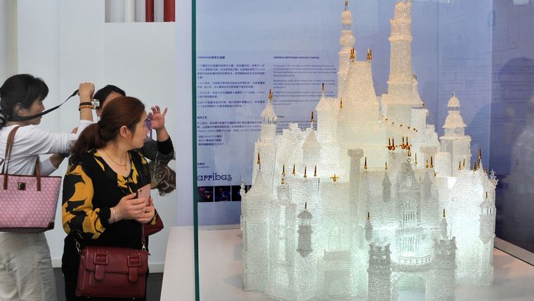 Visitantes observan el castillo de cristal del Museo de Vidrio de Shanghái (China), el 18 de mayo de 2016. Foto: Visual China Group / Gettyimages.ru