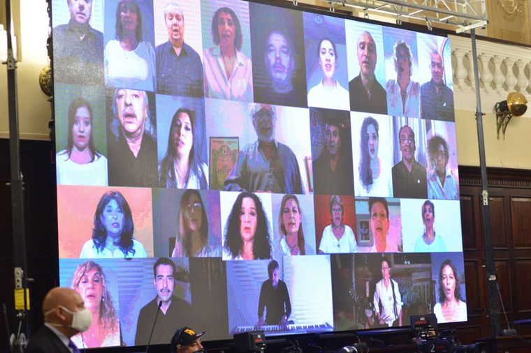 La interpretación del coro de la Legislatura provincial.