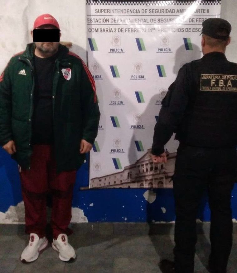 Los vecinos de Tres de Febrero registraron el momento en el que el hombre salió a la calle armado. 
