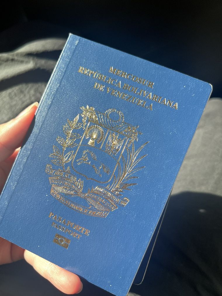 Hay varias trabas para obtener el pasaporte venezolano. Foto: X / @selvavolcan