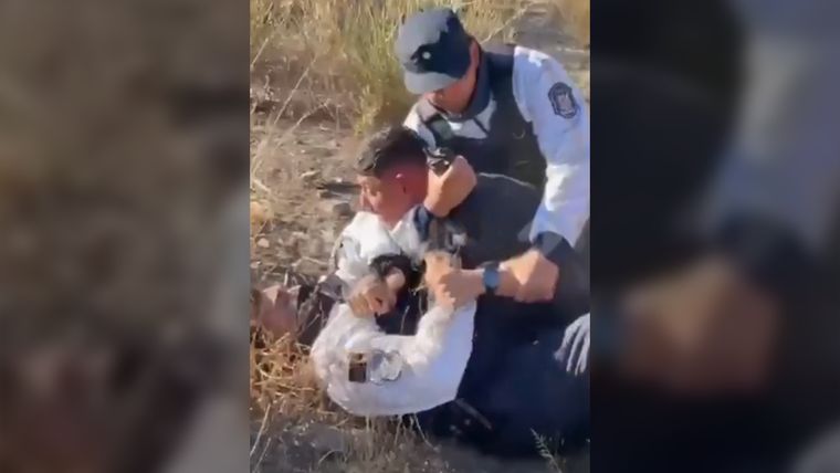 El momento en que Orihuela se abalanzó sobre el policía Cañizares.&nbsp;