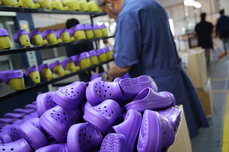 La empresa Distrinando fabrica 200.000 pares de Crocs por mes Foto: Distrinando