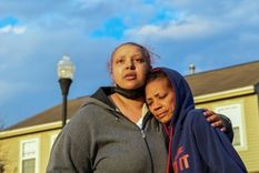 No merecía morir como un perro en la calle, dijo Hazel Bryant (izq), tía de la adolescente que fue abatida por la policía de Columbus. Foto: REUTERS