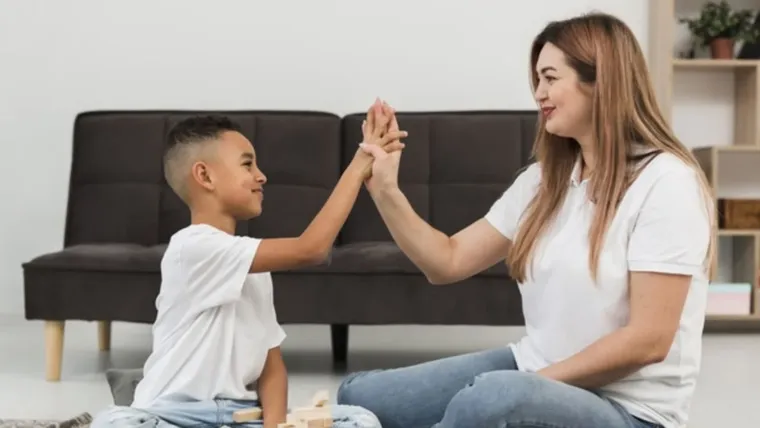 Un primer paso es ampliar y equiparar las licencias parentales, de modo que el cuidado de los hijos no recaiga casi exclusivamente en las madres.