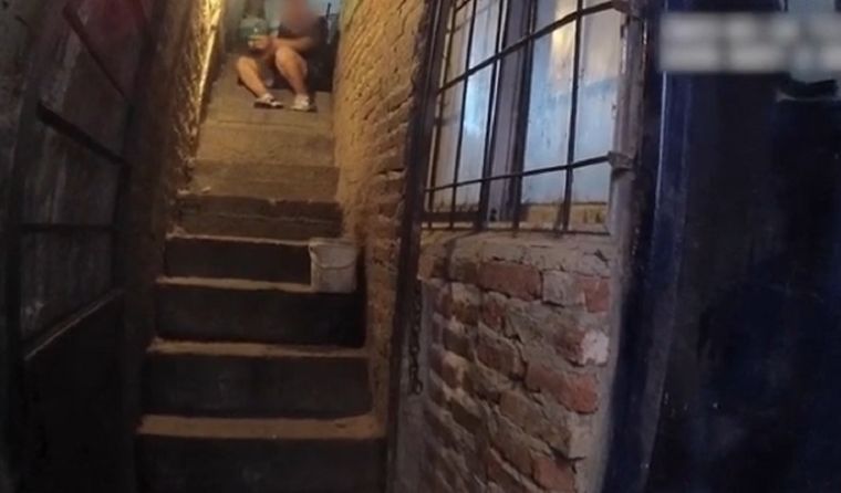 Una mujer atacó a su hijo y a su pareja y fue reducida con una pistola Taser Foto: Captura de video