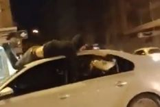 El joven era sostenido tan solo por sus amigos