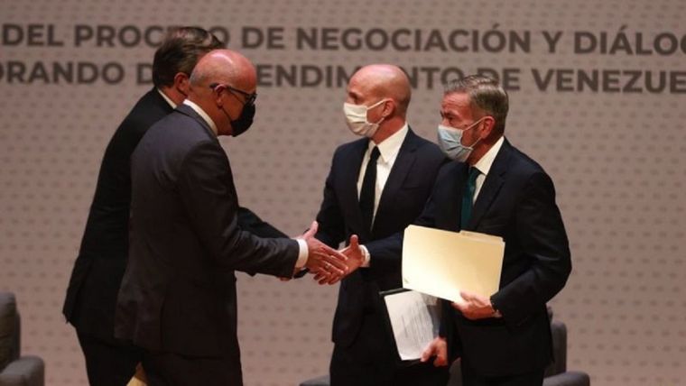 Jorge Rodríguez (izquierda) y Gerardo Blyde (derecha) representarán al gobierno de Venezuela y oposición, respectivamente, en la nueva negociación auspiciada por México y con Noruega como mediador. Foto: GOBIERNO DE MÉXICO Foto: GOBIERNO DE MÉXICO