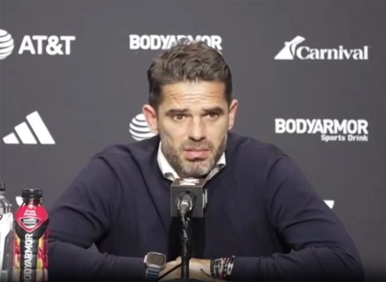 Gago se mostró muy incómodo ante una de las preguntas que le hicieron en conferencia de prensa. Foto: Captura Diario Récord