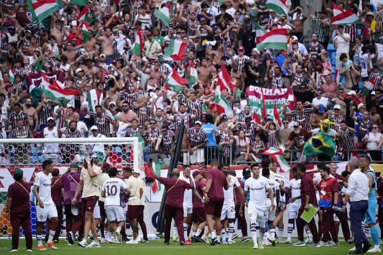 El festejo de Fluminense con sus hinchas tras dar el batacazo de los octavos de final. 
