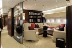 La bilioteca en el avión de Roman Abramovich. Foto: okdiario.com La bilioteca en el avión de Roman Abramovich. Foto: okdiario.com