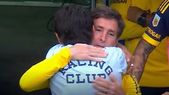 Un abrazo con historia. Gustavo Costas y Claudio Úbeda, dos ídolos de Racing, supieron ser compañeros y hoy son rivales como entrenadores. Foto: captura de imágen. Un abrazo con historia. Gustavo Costas y Claudio Úbeda, dos ídolos de Racing, supieron ser compañeros y hoy son rivales como entrenadores. Foto: captura de imágen.