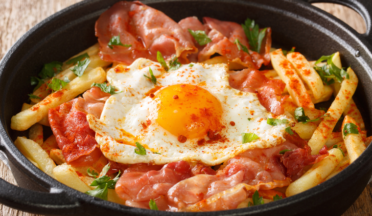 Aunque la receta original usa jamón serrano, también existen versiones con chorizo, morcilla o incluso con pimientos del padrón, adaptándose a los gustos de cada región.