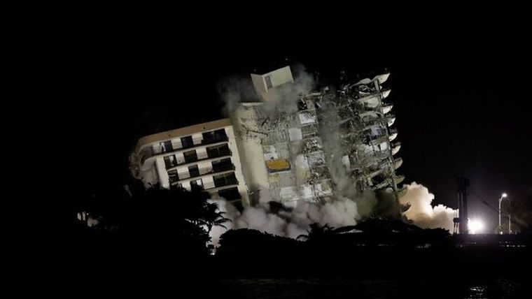 Justo a las 22:30 horas cayó el resto del edificio de forma controlada gracias a los pequeños explosivos que los especialistas colocaron a lo largo del día. Foto: REUTERS