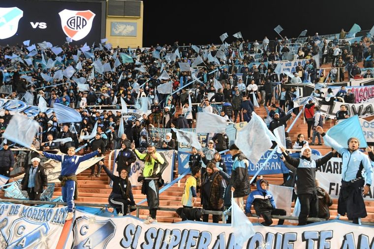 Un hincha de Temperley cayó en la fosa del estadio y está grave Foto: ALF PONCE/MDZ