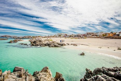 El pueblo de Bahía Inglesa se asienta frente a una bahía protegida con arena clara en la región de Atacama. El pueblo de Bahía Inglesa se asienta frente a una bahía protegida con arena clara en la región de Atacama.