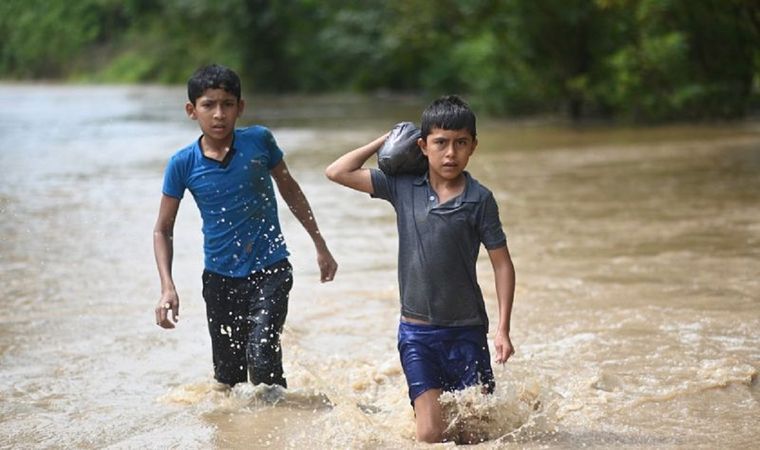 Niños en Guatemala tras lluvias torrenciales. Los científicos pueden ahora vincular eventos en sitios específicos con el cambio climático. Foto: GETTY IMAGES
