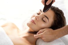 Cómo podría usar el masaje gua sha para rejuvenecer la piel