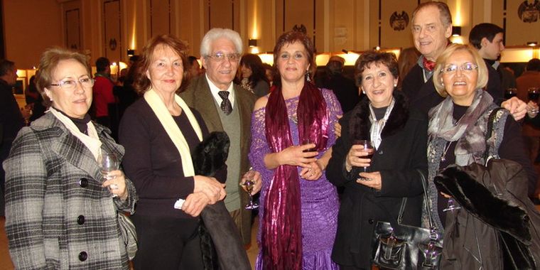 Reunión de grandes artistas: Ana María Zogbi, Perla Fragapani, Ángel Gil, Viviana Herrera, Israel Raij, Raquel Nieva y Amalia Gómez Puertas. Foto: Federico Croce/MDZ