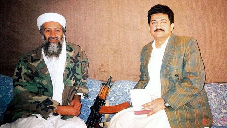 Hamid Mir en entrevista con Osama bin Laden, en Kabul en 2001. Foto: Getty Images.
