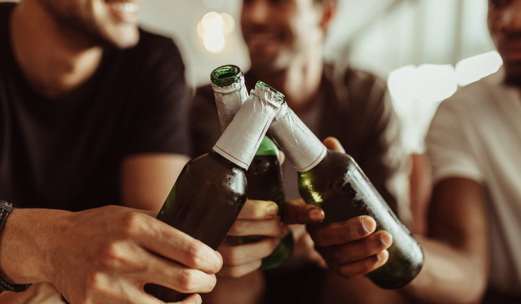 Muchos optan sólo por tomar un trago sin gastar en comer. Muchos optan sólo por tomar un trago sin gastar en comer.