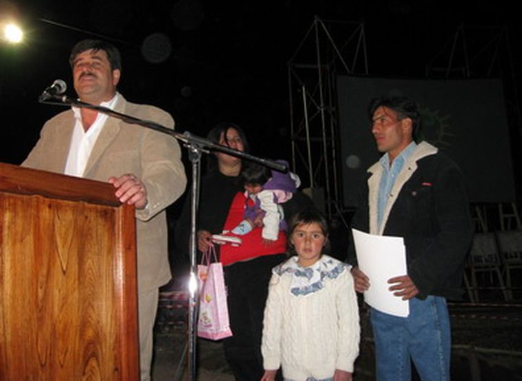 Abed le entregó a la familia Cáceres su vivienda lanzó su criticado plan.