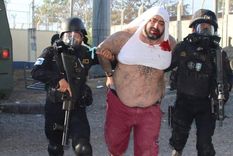 El líder de Barrio 18, Aldo Dupie alias El Lobo, fue capturado tras presuntamente dirigir un motín desde la prisión de máxima seguridad en la que está recluido.