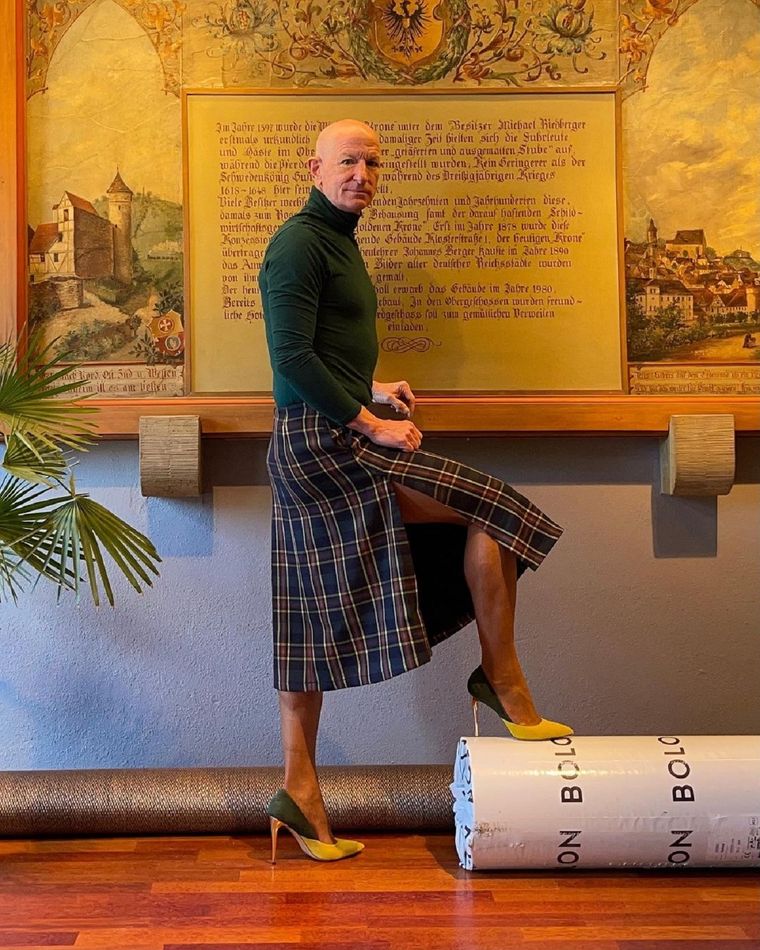 “No me visto para hacer ningún tipo de declaración en cuanto a mi sexualidad. Me visto así porque me gusta”, aclara el abuelo fashionista. Foto: Instagram