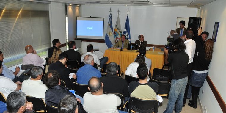 La rara conferencia de YPF a 400 km. de Mendoza.