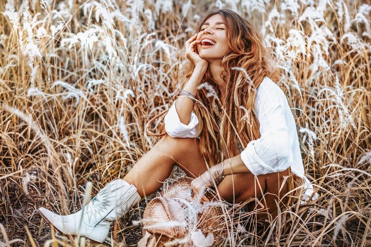 Botas cowboy blancas, la novedad de la primavera, en la nota te contamos cómo combinarlas Foto: Shutterstock