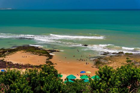 Torres combina playas abiertas, acantilados y paisajes naturales en el sur de Brasil. Torres combina playas abiertas, acantilados y paisajes naturales en el sur de Brasil.