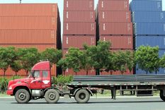 fuerte video: frena en seco y una lamina de acero decapita un camion