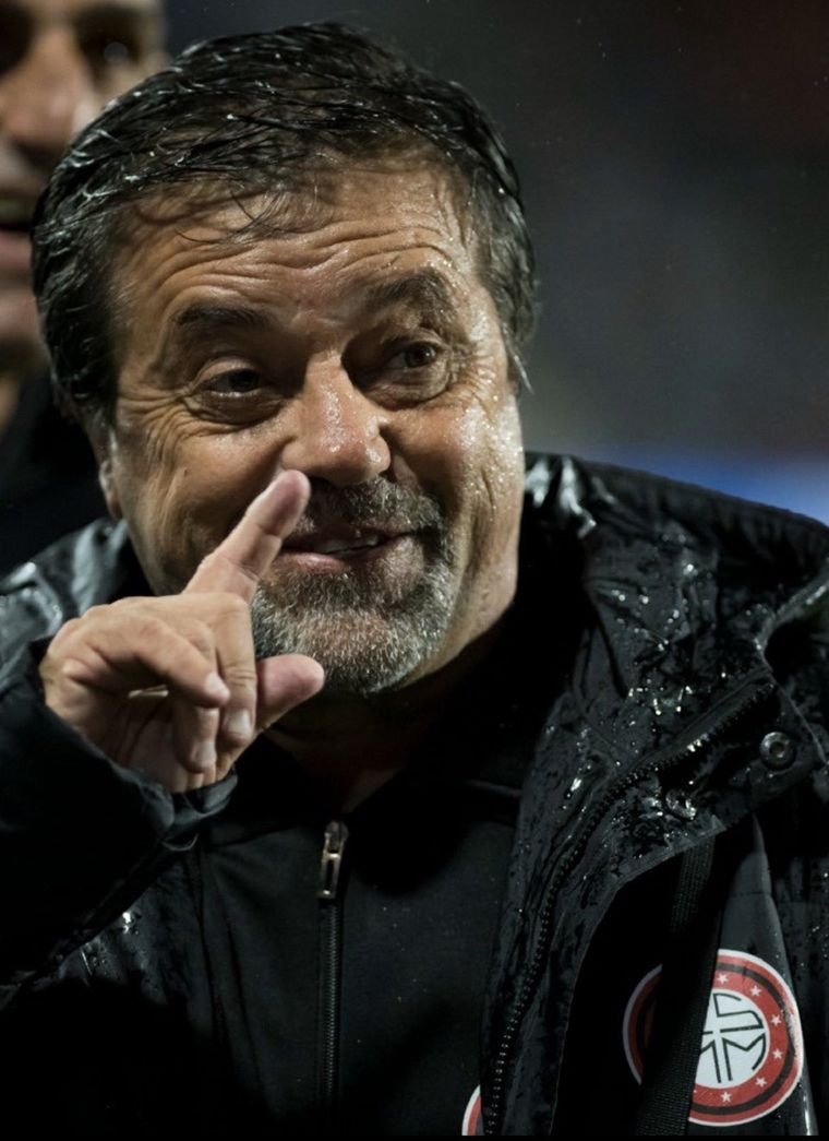 El DT apeló al humor para manifestar su enojo por el resultado. Foto: Miramar Misiones