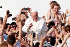 francisco a jovenes: el papa tambien tiene un confesor