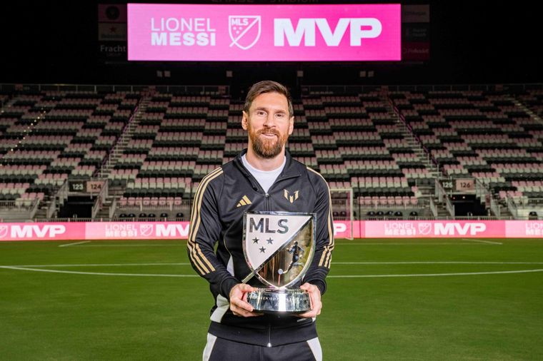 Messi fue galardonado como el mejor jugador de la temporada en la MLS. Foto: EFE