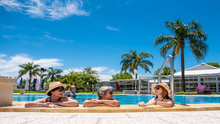 Termas, parques y hospitalidad: el bienestar como marca registrada de este pueblo. Termas, parques y hospitalidad: el bienestar como marca registrada de este pueblo.