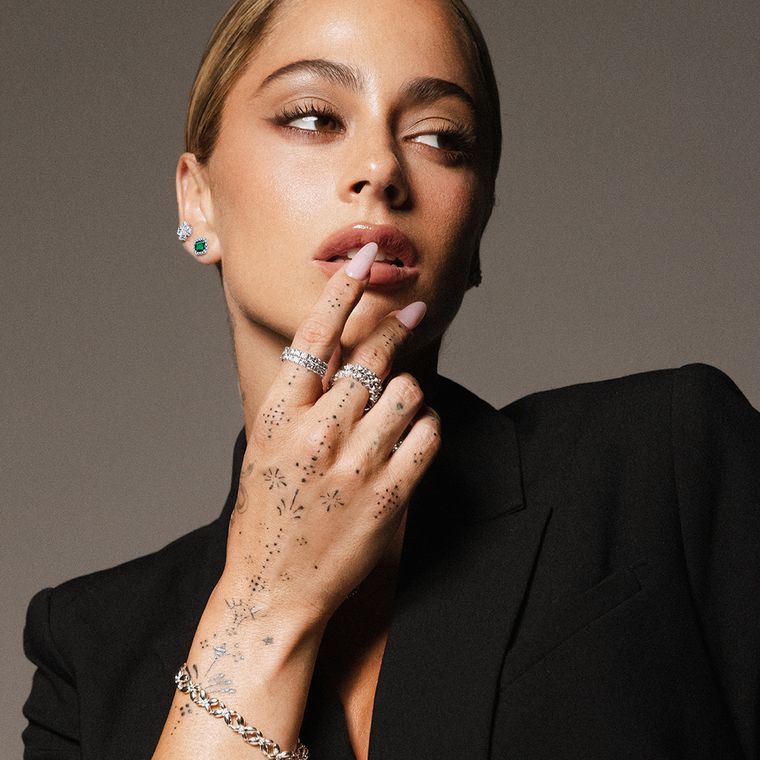 Tini Stoessel y su look minimalista con joyas de Pandora. Tini Stoessel y su look minimalista con joyas de Pandora.