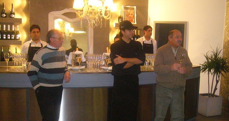 En el espacio de recepción, Pepe Cúnsolo -presidente del club- escucha atento las palabras del chef, Marcos Zabaleta, y del enólogo, Onofre Arcos. Foto: Gentileza