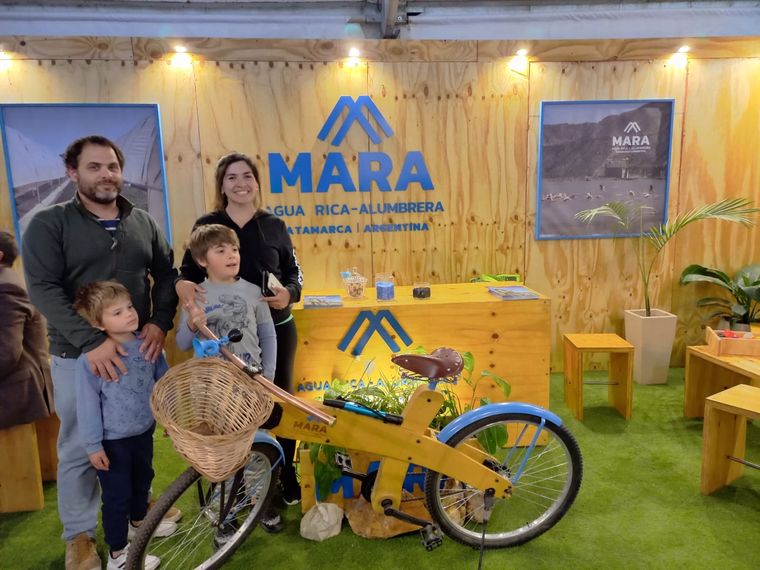 La familia ganadora de la bicicleta. Foto: Gentileza