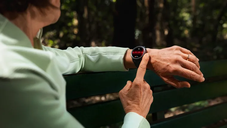 El nuevo reloj inteligente de la marca incorpora sensores ópticos en la base del chasis para registrar las pulsaciones cardíacas de forma constante. El nuevo reloj inteligente de la marca incorpora sensores ópticos en la base del chasis para registrar las pulsaciones cardíacas de forma constante.