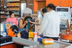 En el video se ve a la mujer agarrando la cabeza de la clienta totalmente enfurecida.