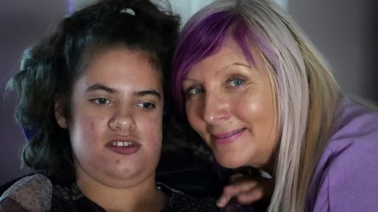 Yvette Clements dice que la posibilidad de entregar a su hija al Estado es desgarradora. Foto: JAMIE NIBLOCK/BBC